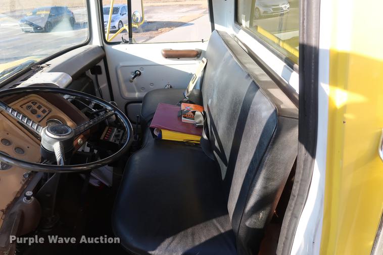 image for item DA6576 1982 Ford 8000 box truck