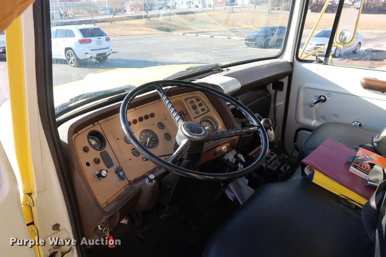 image for item DA6576 1982 Ford 8000 box truck