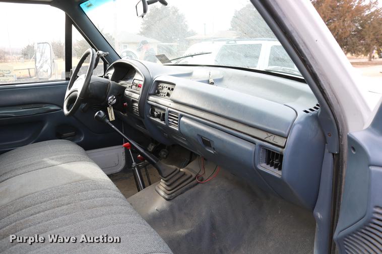 image for item DC3558 1993 Ford F350 Super Duty bucket truck