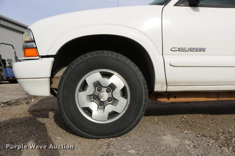 image for item DC3559 2003 Chevrolet Blazer SUV