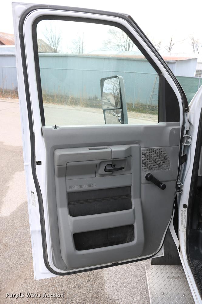 image for item DC3561 2012 Ford E450 shuttle bus