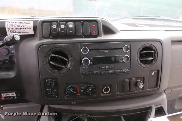 image for item DC3561 2012 Ford E450 shuttle bus