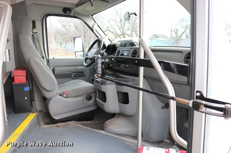 image for item DC3561 2012 Ford E450 shuttle bus