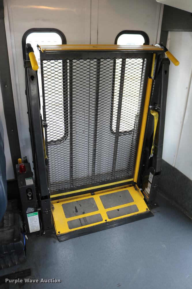 image for item DC3561 2012 Ford E450 shuttle bus