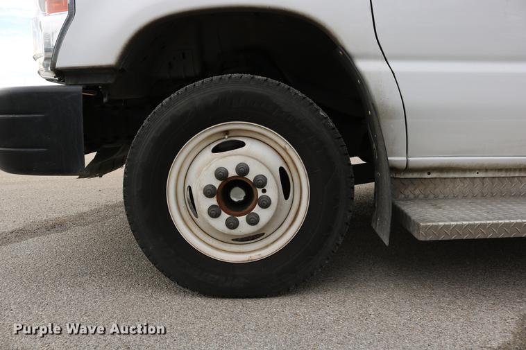 image for item DC3561 2012 Ford E450 shuttle bus