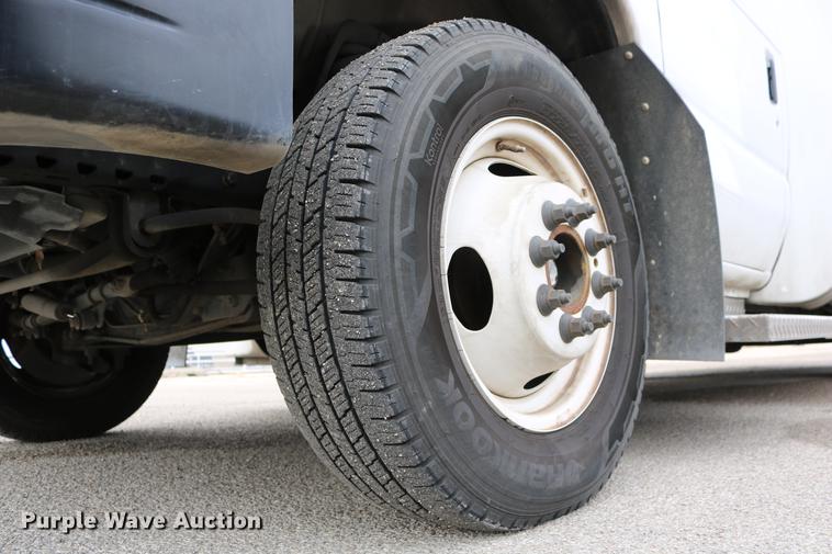 image for item DC3561 2012 Ford E450 shuttle bus