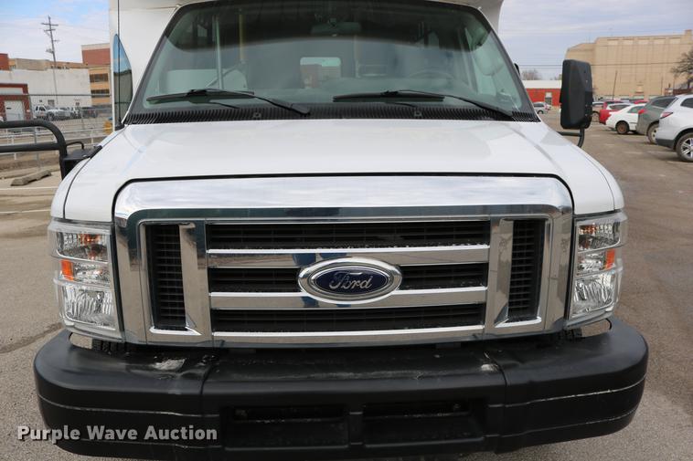 image for item DC3561 2012 Ford E450 shuttle bus