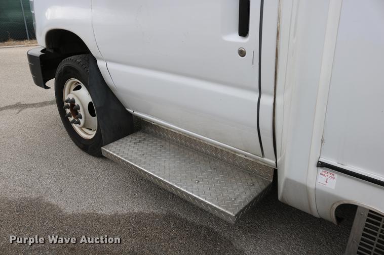 image for item DC3561 2012 Ford E450 shuttle bus