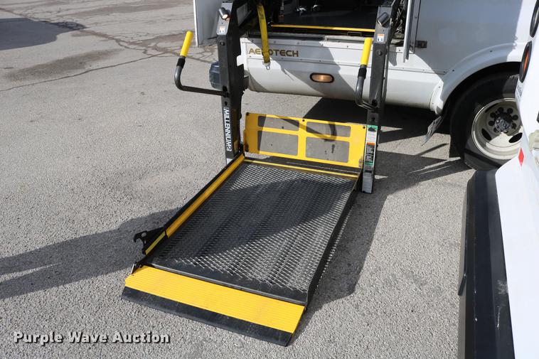 image for item DC3561 2012 Ford E450 shuttle bus