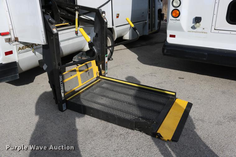 image for item DC3561 2012 Ford E450 shuttle bus