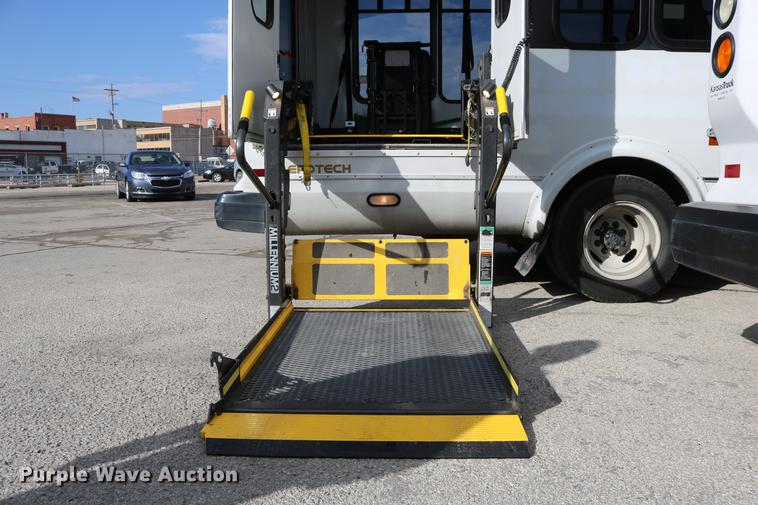 image for item DC3561 2012 Ford E450 shuttle bus