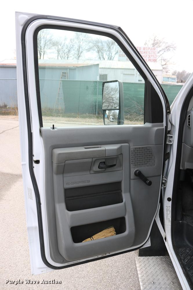 image for item DC3562 2012 Ford E450 shuttle bus