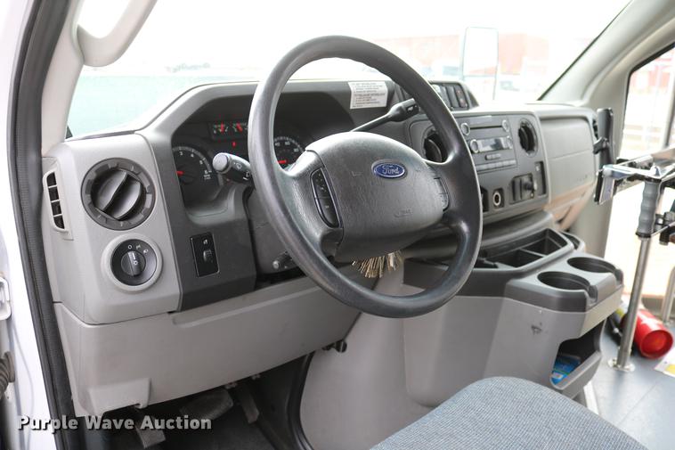 image for item DC3562 2012 Ford E450 shuttle bus