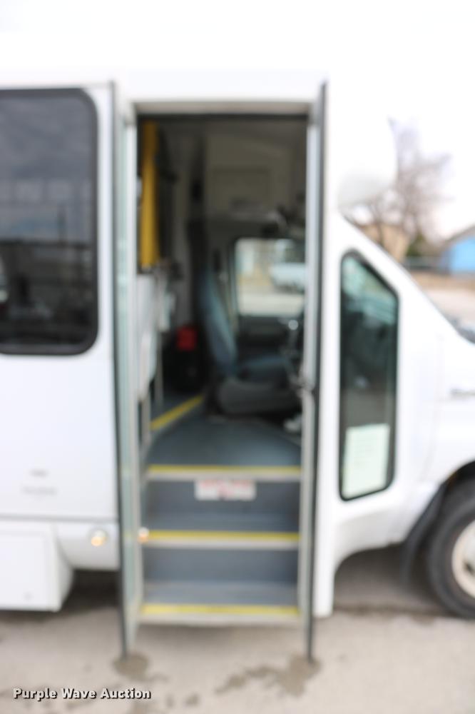 image for item DC3562 2012 Ford E450 shuttle bus