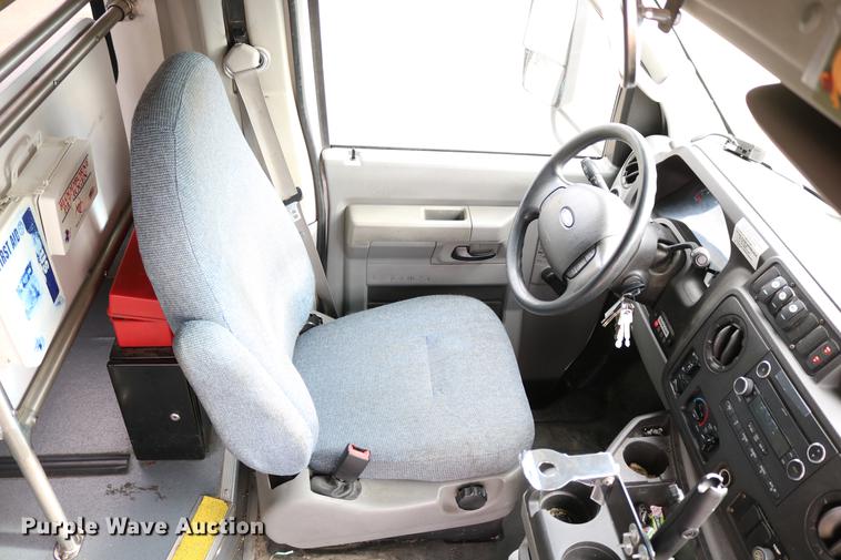 image for item DC3562 2012 Ford E450 shuttle bus