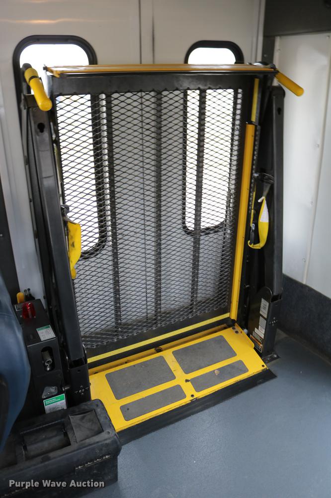 image for item DC3562 2012 Ford E450 shuttle bus