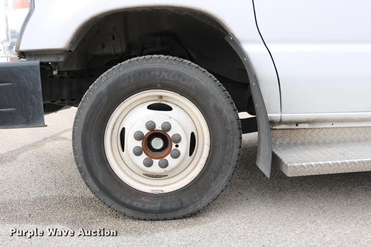 image for item DC3562 2012 Ford E450 shuttle bus