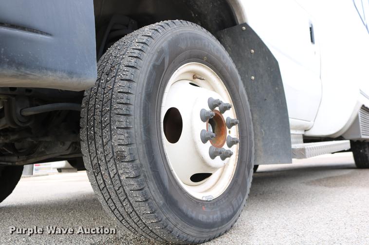 image for item DC3562 2012 Ford E450 shuttle bus