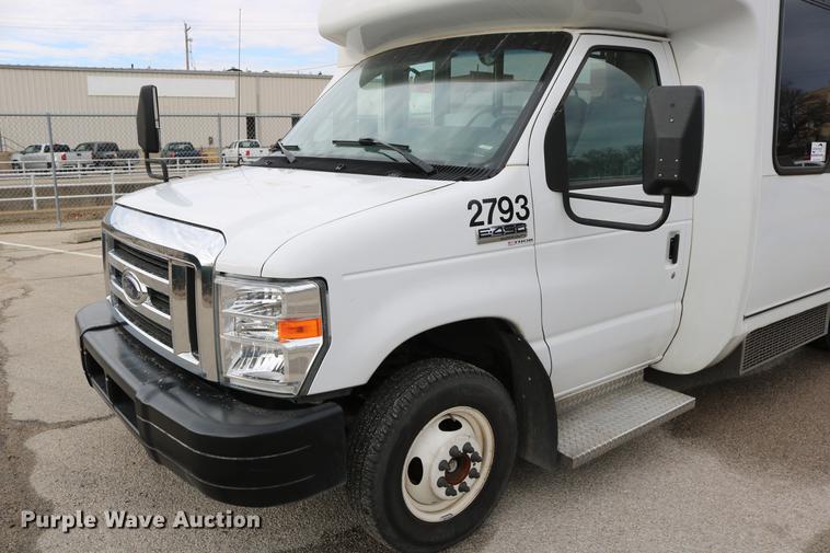 image for item DC3562 2012 Ford E450 shuttle bus