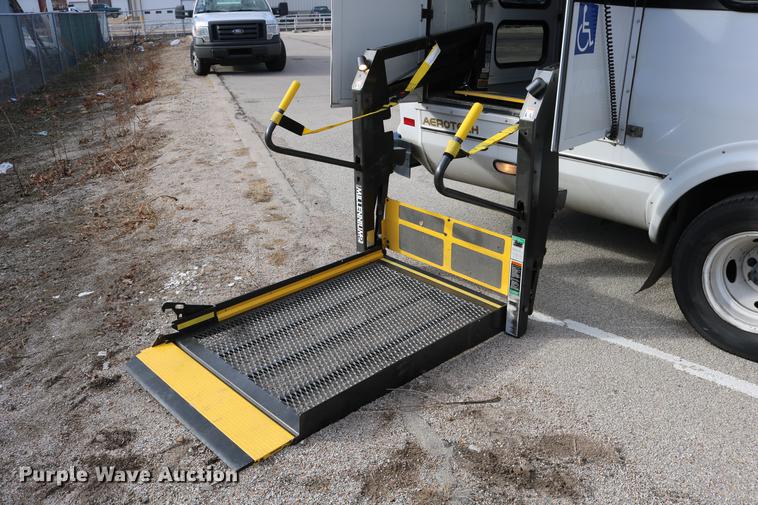 image for item DC3562 2012 Ford E450 shuttle bus