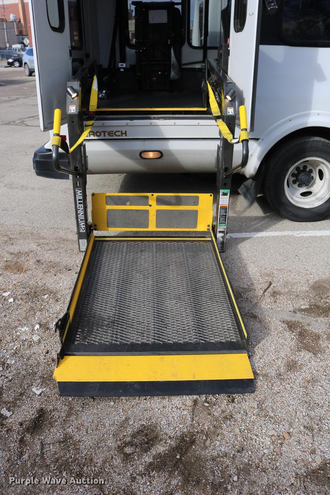 image for item DC3562 2012 Ford E450 shuttle bus