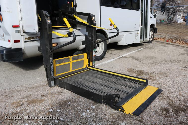 image for item DC3562 2012 Ford E450 shuttle bus