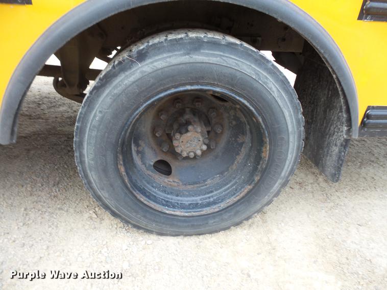 image for item DC4729 2004 Thomas Built Saf-T-Liner MVP EF 1118S school bus