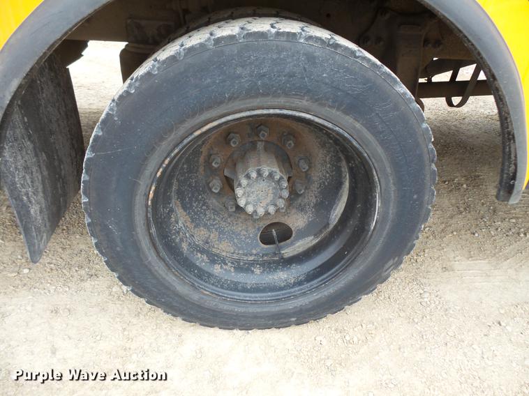 image for item DC4729 2004 Thomas Built Saf-T-Liner MVP EF 1118S school bus