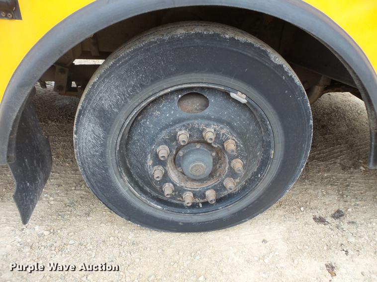 image for item DC4729 2004 Thomas Built Saf-T-Liner MVP EF 1118S school bus