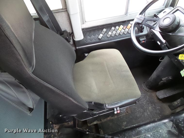 image for item DC4732 2004 Thomas Built Saf-T-Liner MVP EF 1118S school bus