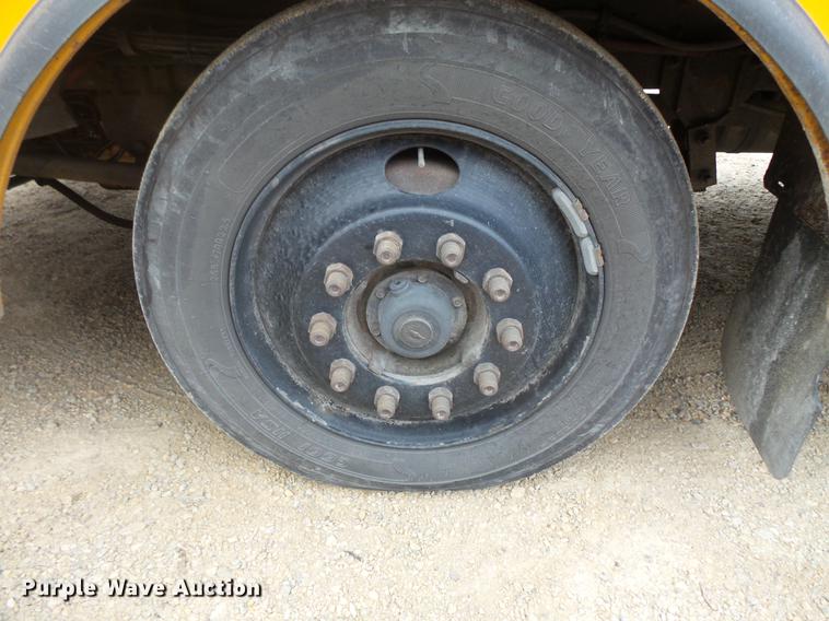 image for item DC4732 2004 Thomas Built Saf-T-Liner MVP EF 1118S school bus