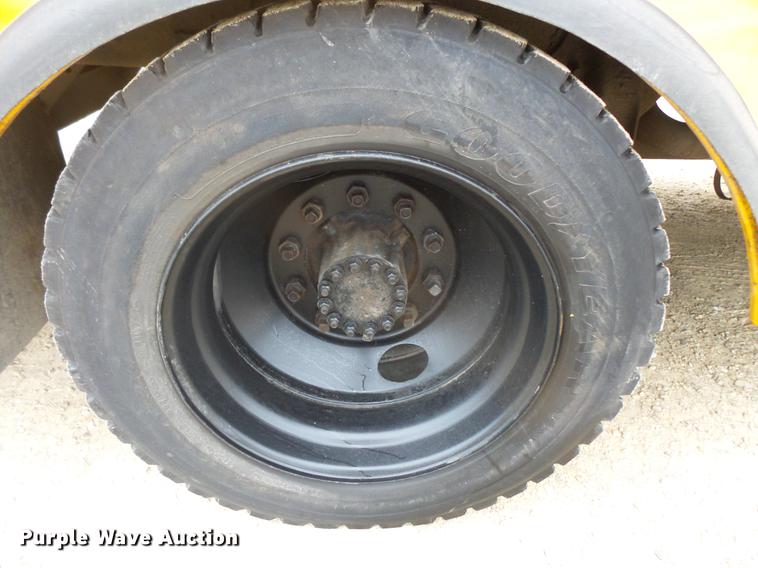 image for item DC4732 2004 Thomas Built Saf-T-Liner MVP EF 1118S school bus