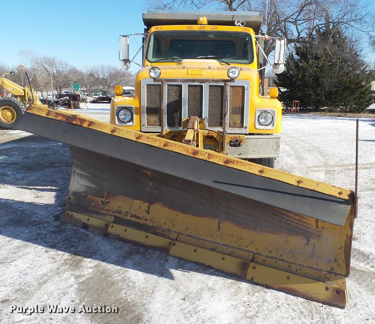 image for item DC5699 2000 International F2574 dump truck