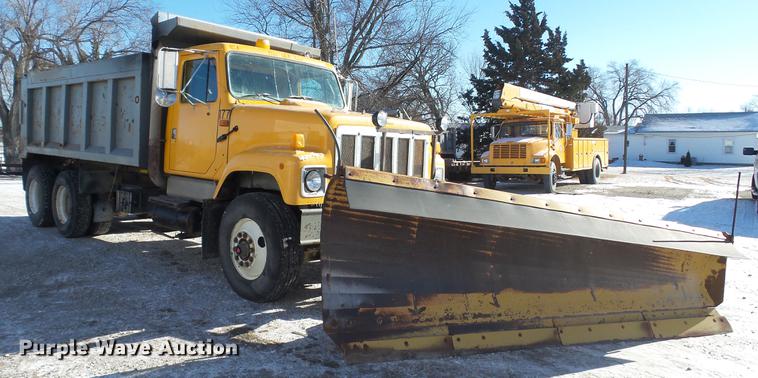 image for item DC5699 2000 International F2574 dump truck