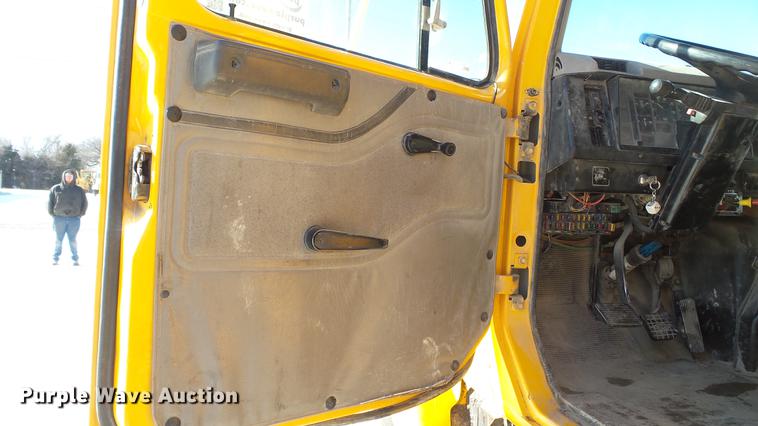 image for item DC5699 2000 International F2574 dump truck