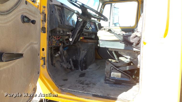 image for item DC5699 2000 International F2574 dump truck