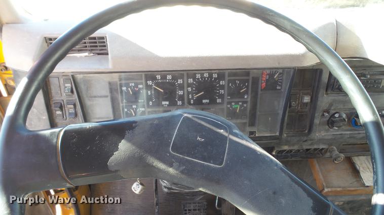 image for item DC5699 2000 International F2574 dump truck