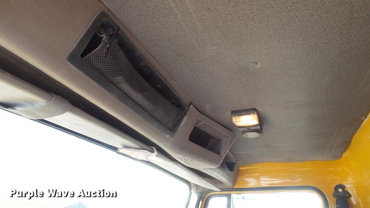 image for item DC5699 2000 International F2574 dump truck