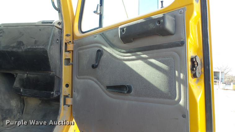 image for item DC5699 2000 International F2574 dump truck