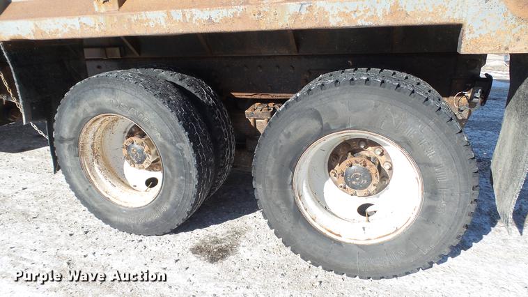 image for item DC5699 2000 International F2574 dump truck