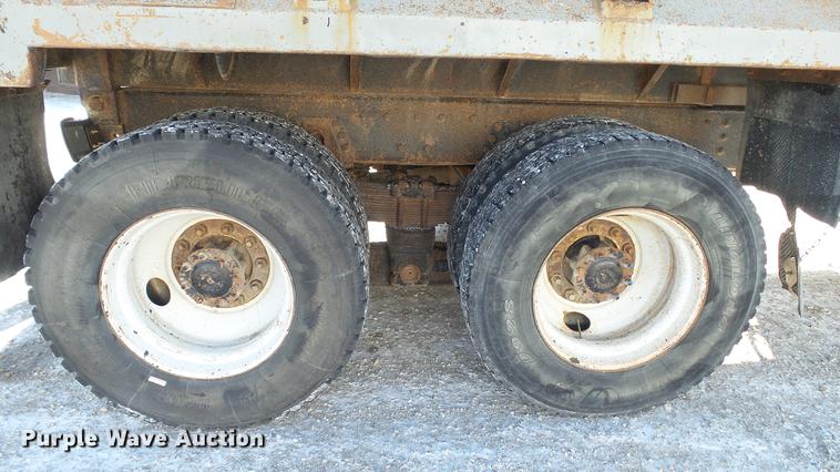 image for item DC5699 2000 International F2574 dump truck