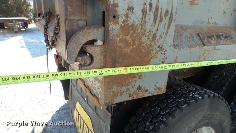 image for item DC5699 2000 International F2574 dump truck