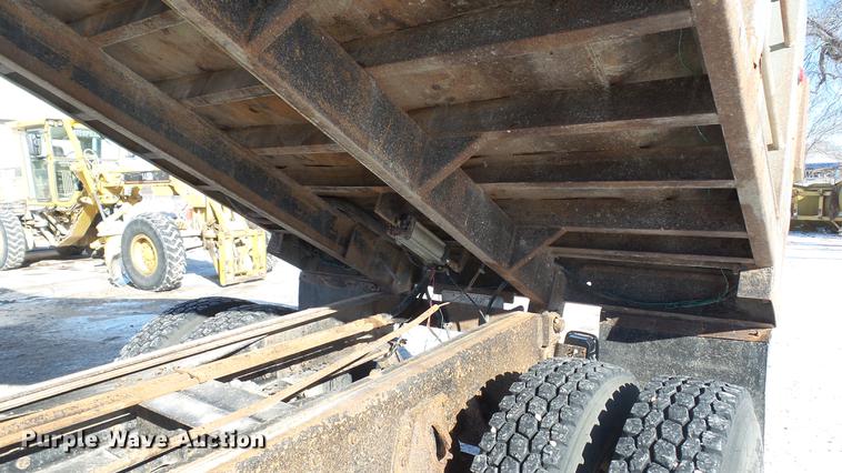 image for item DC5699 2000 International F2574 dump truck