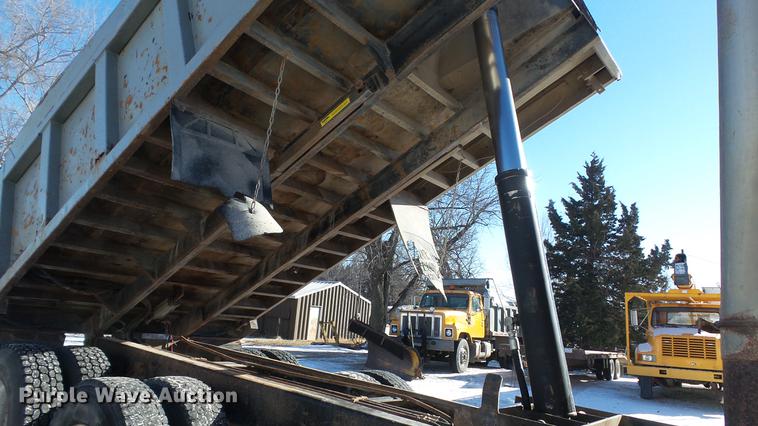 image for item DC5699 2000 International F2574 dump truck