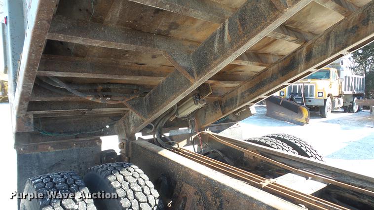 image for item DC5699 2000 International F2574 dump truck