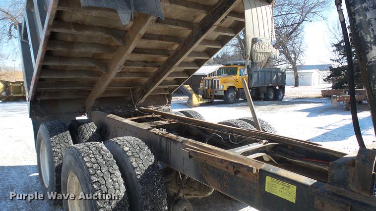 image for item DC5700 1996 International 2574 dump truck