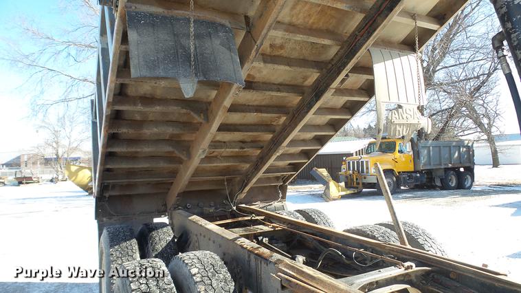 image for item DC5700 1996 International 2574 dump truck