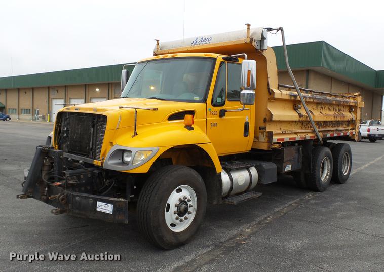 image for item DC6778 2007 International 7400 dump truck