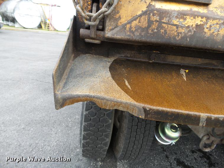 image for item DC6778 2007 International 7400 dump truck