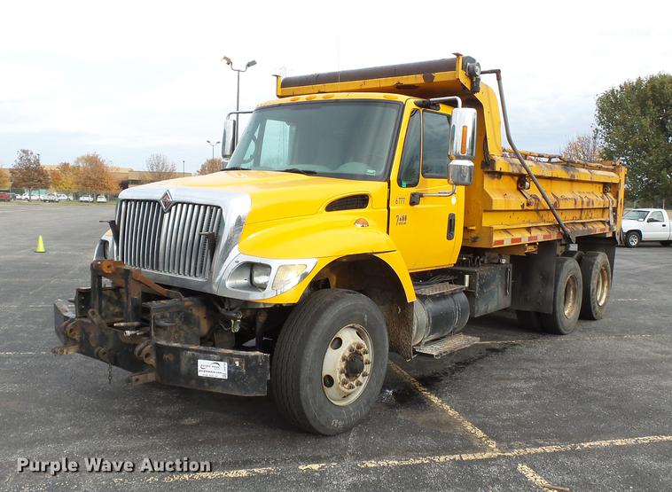 image for item DC6786 2002 International 7400 dump truck